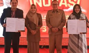 Bupati Mojokerto dr Ikhfina Fahmawati Didampingi Kepala Disperindag H. Iwan Abdillah SH, S.Sos, M.Si, memperlihatkan MOU