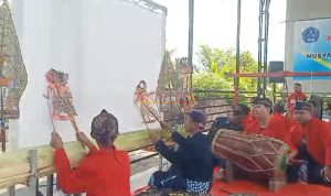 Dalang Bocah yang mengalami Disabilitas dari SLB Putra Daerah Pucuk Dawarblandong yang tampil memukau