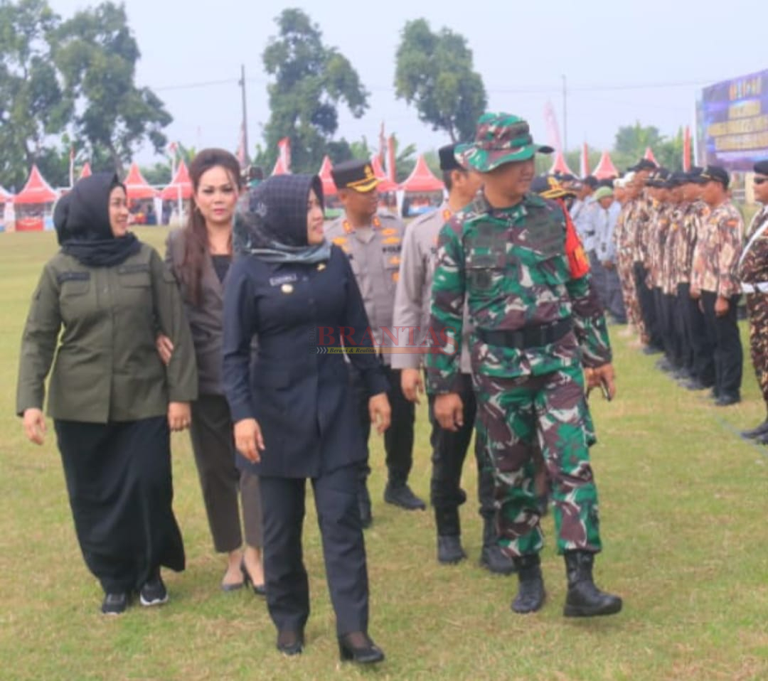 Bupati Mojokerto dr Ikfina Fatmawati saat meninjau pasukan di lapangan Desa Bandung Gedeg