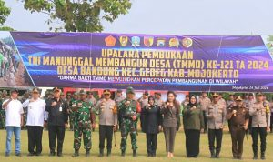 Bupati Mojokerto dr Ikfina didampingi Kadis DPMD Kabupaten Mojokerto H. Yudha Akbar Prabowo, Camat Gedeg Taufiqurrahman dan Kades Bandung Komari Arifin SH, photo bersama di acara pembukaan TMMD