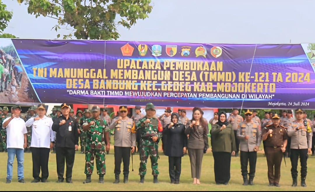 Bupati Mojokerto dr Ikfina didampingi Kadis DPMD Kabupaten Mojokerto H. Yudha Akbar Prabowo, Camat Gedeg Taufiqurrahman dan Kades Bandung Komari Arifin SH, photo bersama di acara pembukaan TMMD