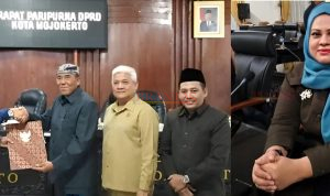 PJ. Walikota dan Pimpinan DPRD Kota Mojokerto menyetujui Raperda RPJMD Menjadi Perda Pemkot Mojokerto ( kanan ) Anggota Komisi II Silvia Elya Rosa SE MM