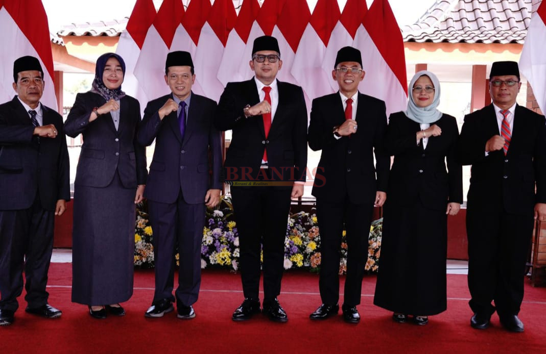 PJ. Wali Kota Mojokerto Moch. Ali Kuncoro didampingi Sekdakot Gaguk Tri Prasetyo photo bersama Ruby Hartoyo ( Paling kanan ) usai pelantikan