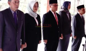 Ruby Hartoyo, S.Sos, MM, ( Dua dari kanan ) saat dilantik dan diambil Sumpahnya Sebagai Kepala Dinas Pendidikan dan Kebudayaan Kota Mojokerto oleh PJ Walikota