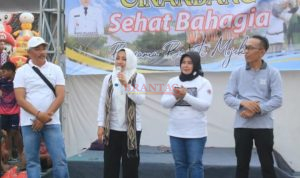 Bupati Mojokerto dr Ikfina Fatmawati didampingi Camat Dawarblandong Taufik dan Kades Cinandang Abah Agus saat menyampaikan sambutannya