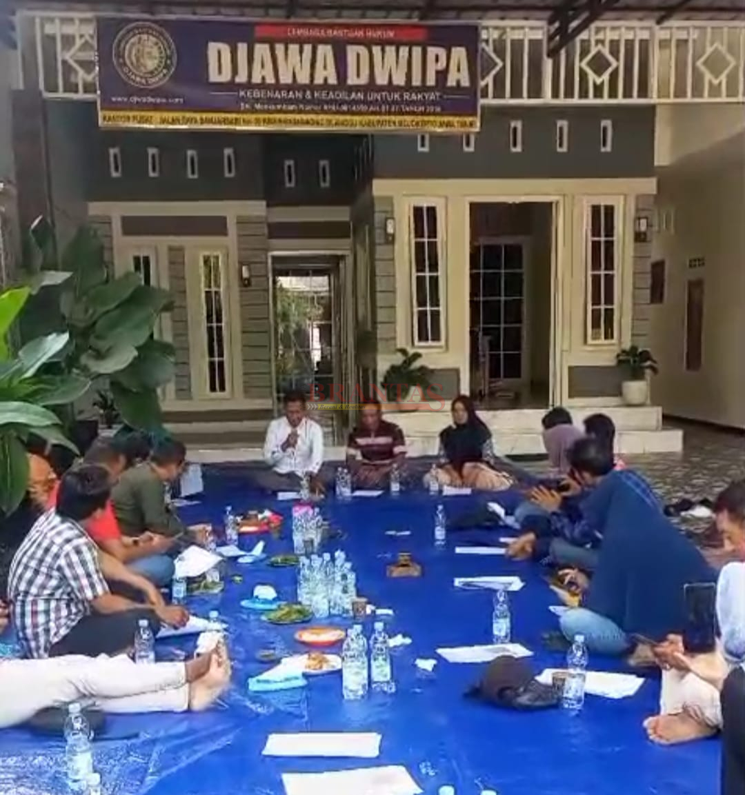 Puluhan wartawan saat meliputi Konferensi Pers yang diadakan oleh Direktur LBH DJAWA DHIPA Hadi Purwanto ST SH terkait Kliennya yang dilaporkan ke Polsek Prajurit Kulon