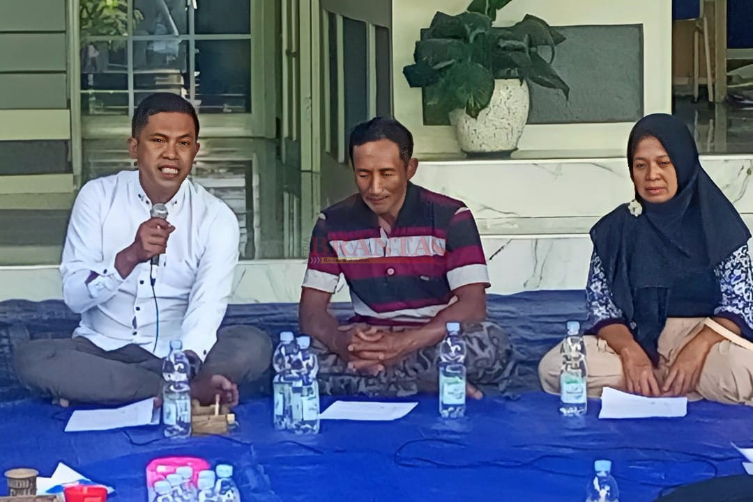 Direktur LBH DJAWA DHIPA Hadi Purwanto ST SH saat mengelar Konferensi Pers bersama Korban Finance ADIRA Mahfudi dan istrinya