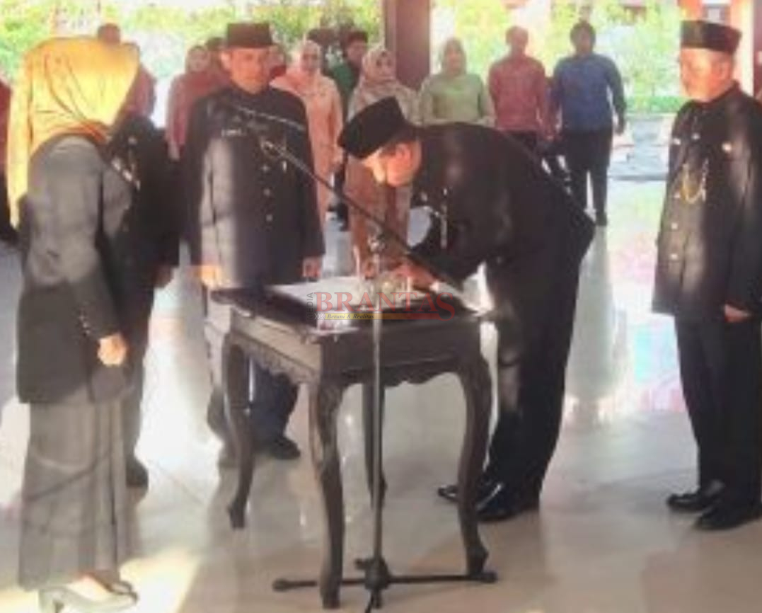 M.Taufiqurrohman, S.STP, MM, Saat menanda tangani naskah pelantikan Sebagai Kadisnaker dihadapan Bupati Ikfina