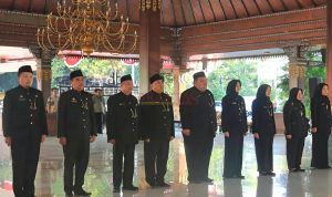 Para pejabat yang dilantik Bupati Ikfina, paling kiri M. Taufiqurrohman Sebagai Kadisnaker dan H. Nuryadi Sebagai Kadis Pertanian