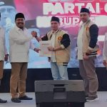 Ketua DPD Partai Gerindra Jatim Anwar Sadat didampingi Ketua DPC Partai Gerindra Kabupaten Mojokerto H. Hidayat dan Sekretarisnya Sujatmiko menyerahkan surat tugas kepada pasangan Gus Barra dan Mas Rizal