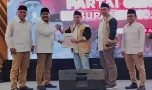 Ketua DPD Partai Gerindra Jatim Anwar Sadat didampingi Ketua DPC Partai Gerindra Kabupaten Mojokerto H. Hidayat dan Sekretarisnya Sujatmiko menyerahkan surat tugas kepada pasangan Gus Barra dan Mas Rizal