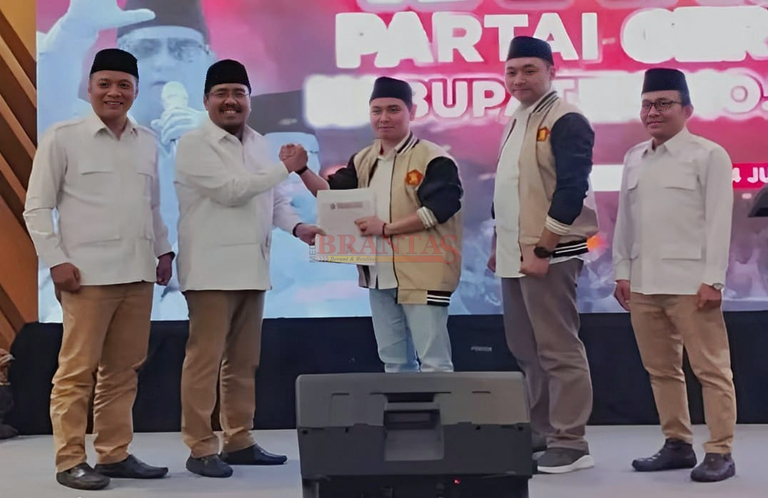 Ketua DPD Partai Gerindra Jatim Anwar Sadat didampingi Ketua DPC Partai Gerindra Kabupaten Mojokerto H. Hidayat dan Sekretarisnya Sujatmiko menyerahkan surat tugas kepada pasangan Gus Barra dan Mas Rizal