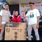 Ketua Relawan Pandawa Bambang S S saat menyerahkan Hadiah Utama 1 buah mesin cuci pada acara Senam bersama IDOLA di Trawas