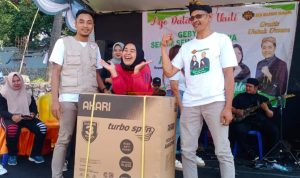 Ketua Relawan Pandawa Bambang S S saat menyerahkan Hadiah Utama 1 buah mesin cuci pada acara Senam bersama IDOLA di Trawas