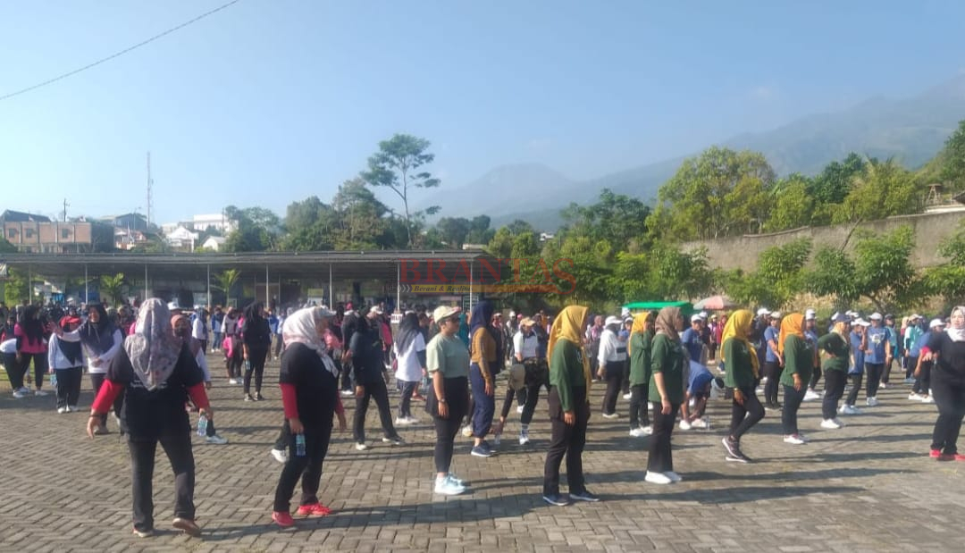 Sekitar 700 an Masyarakat Trawas Senam bersama IDOLA