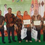 Bupati Ikfina didampingi Kadis Koperasi dan Usaha Mikro Abah Muhtar dan Kepala BPJS Ketenagakerjaan photo bersama di Pendopo Kecamatan Gondang