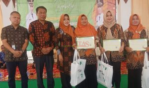 Bupati Ikfina didampingi Kadis Koperasi dan Usaha Mikro Abah Muhtar dan Kepala BPJS Ketenagakerjaan photo bersama di Pendopo Kecamatan Gondang