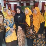 Kadis Koperasi dan Usaha Mikro H. Abdulloh Muhtar photo bersama Bupati Ikfina di Pendopo Kecamatan Mojosari
