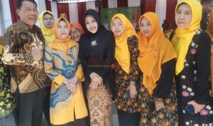 Kadis Koperasi dan Usaha Mikro H. Abdulloh Muhtar photo bersama Bupati Ikfina di Pendopo Kecamatan Mojosari