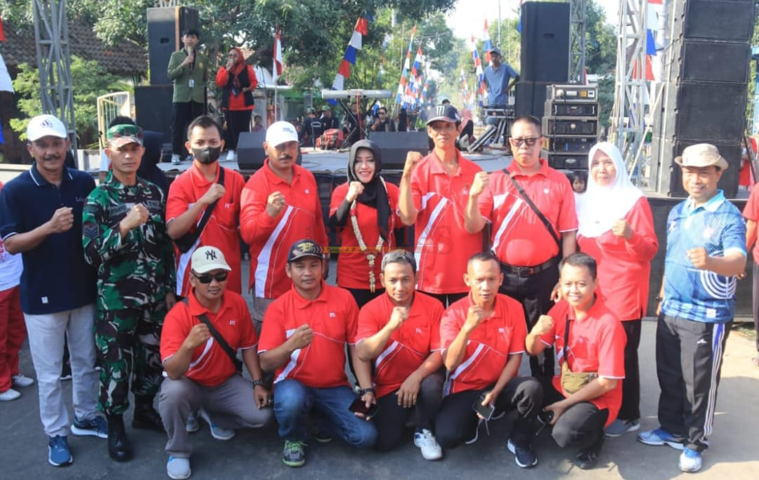 Bupati Ikfina Didampingi Kadis PUPR Rinaldi, Camat Trowulan Mujiono dan Kades Jatipasar H.Mulyadi saat photo bersama