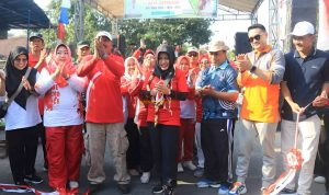 Bupati Ikfina Didampingi Kadis PUPR Rinaldi, Camat Trowulan Mujiono dan Kades Jatipasar H. Mulyadi saat meresmikan Jalan Poros Jatipasar -Beloh