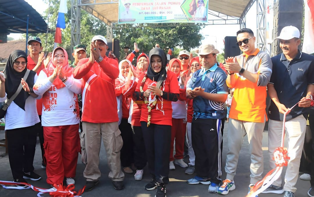 Bupati Ikfina Didampingi Kadis PUPR Rinaldi, Camat Trowulan Mujiono dan Kades Jatipasar H. Mulyadi saat meresmikan Jalan Poros Jatipasar -Beloh