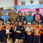 Bupati Ikfina Didampingi Kadis Kesehatan dr Ulum saat meng edukasi Para Lansia, Ibu Hamil dan Bocah TK di Desa Gembongan Gedeg