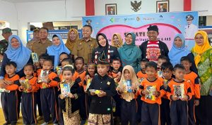 Bupati Ikfina Didampingi Kadis Kesehatan dr Ulum saat meng edukasi Para Lansia, Ibu Hamil dan Bocah TK di Desa Gembongan Gedeg