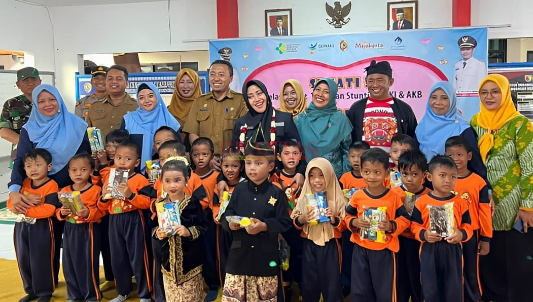 Bupati Ikfina Didampingi Kadis Kesehatan dr Ulum saat meng edukasi Para Lansia, Ibu Hamil dan Bocah TK di Desa Gembongan Gedeg