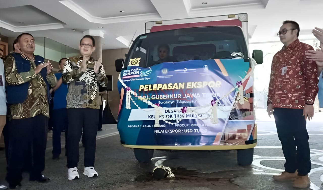 Ketua Kelompok Tani Mulyo Jati Mojopahit Mojokerto H. Mulyono, SH, pakai Rompi Desa Devisa (kiri) mendampingi Pejabat Gubernur Jatim saat lepas Ekspor Perdana produk unggulan Tanaman Kakao