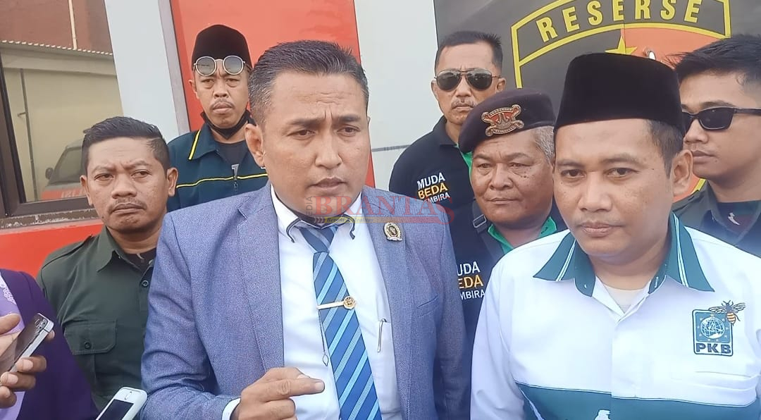 Advokat Muda Surabaya Bang Sakty mendampingi Ketua DPC PKB Kota Mojokerto H. Junaedi Malik SE saat memberikan keterangan kepada Para Wartawan usai melapor ke Polres Mojokerto