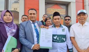 Ketua DPC PKB Kota Mojokerto H. Junaedi Malik SE Didampingi Kuasa Hukum nya Advokat Sakty dari Surabaya menunjukkan Bukti Laporannya kepada Para Wartawan