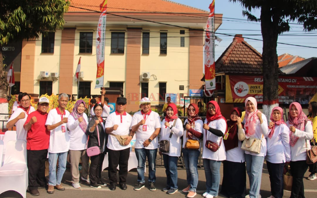 Ruby Hartoyo, S. Sos, MM Kepala Dinas Pendidikan dan Kebudayaan Kota Mojokerto bersama Timnya