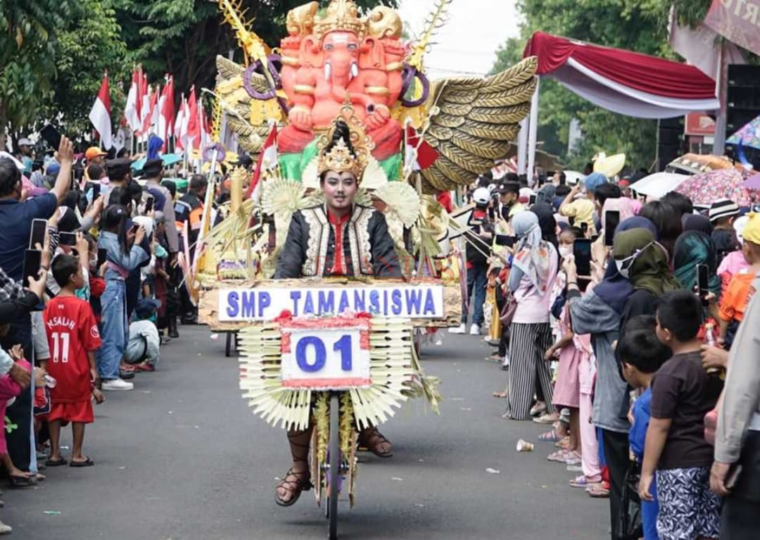 Pelajar dari SMP Taman Siswa saat mengikuti Lomba Sepeda Hias