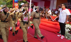 PJ Walikota Mojokerto Ali Kuncoro hormat pada peserta Lomba Gerak Jalan