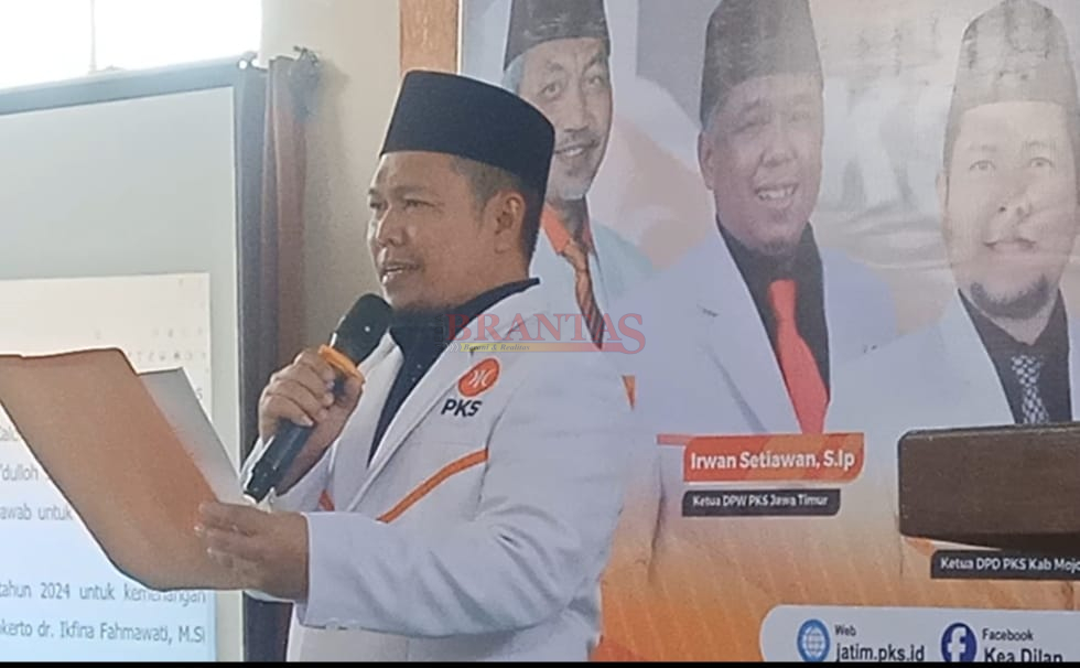 H.Imam Sutarso, SE Ketua DPD PKS Kabupaten Mojokerto saat membacakan naskah Deklarasi dukungan kepada IDOLA di Pilkada Mojokerto 2024