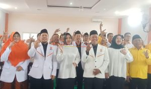 Ketua DPD PKS Kabupaten Mojokerto H. Imam Sutarso, SE, didampingi Sekretaris DPW PKS Ustadz Ahmadi bersama Calon Bupati dr. Ikhfina Fahmawati didampingi Partai Koalisi PKB dan Golkar