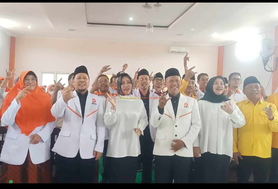 Ketua DPD PKS Kabupaten Mojokerto H. Imam Sutarso, SE, didampingi Sekretaris DPW PKS Ustadz Ahmadi bersama Calon Bupati dr. Ikhfina Fahmawati didampingi Partai Koalisi PKB dan Golkar