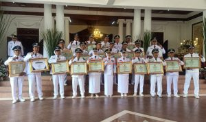 Bupati Mojokerto dr Ikfina Fatmawati photo bersama Para Kades Yang Lunas Pajak PBB di HUT Kemerdekaan RI ke 79 tahun 2024