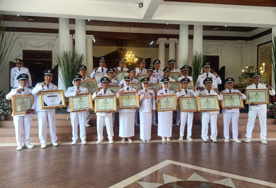 Bupati Mojokerto dr Ikfina Fatmawati photo bersama Para Kades Yang Lunas Pajak PBB di HUT Kemerdekaan RI ke 79 tahun 2024