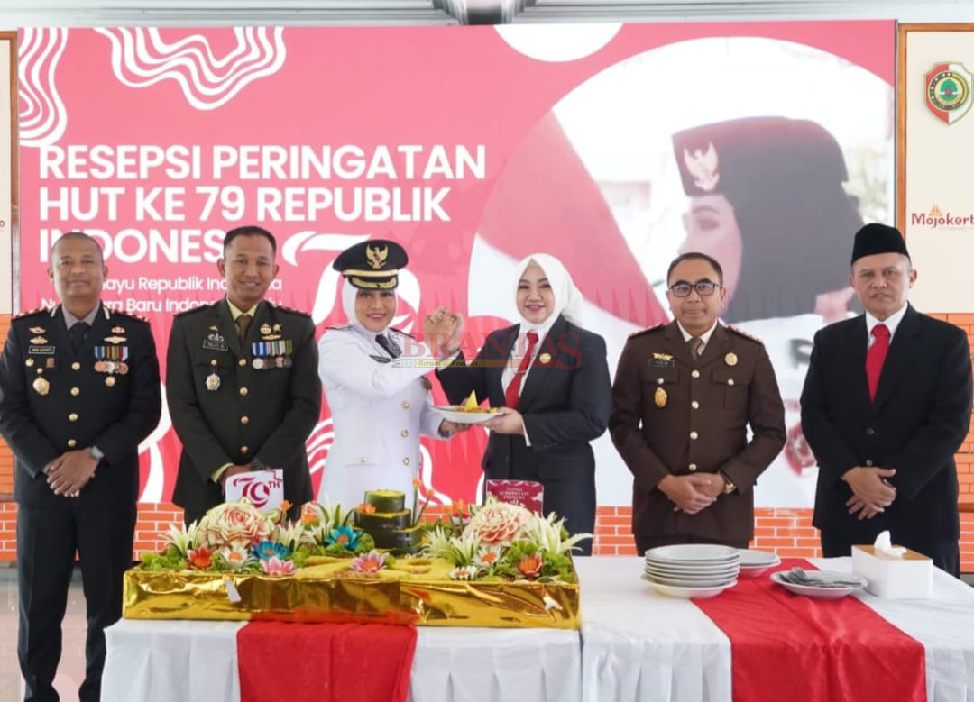 Bupati Mojokerto dr Ikfina memberikan Tumpeng kepada Ketua DPRD Kabupaten Mojokerto Hj Ayni Zuroh