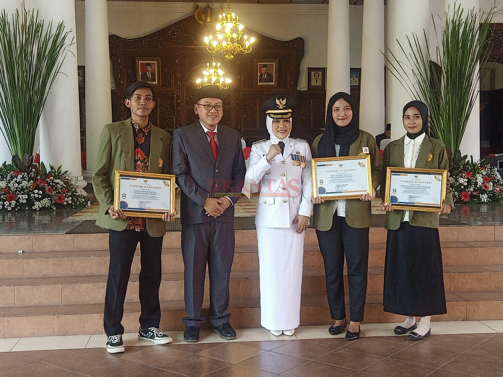 Bupati Mojokerto dr Ikfina Fahmawati didampingi Kepala Disperindag Kabupaten Mojokerto H.M. Iwan Abdillah, M.Si, Memberikan Apresiasi Program atau Aplikasi TUMBAS kepada Mahasiswa