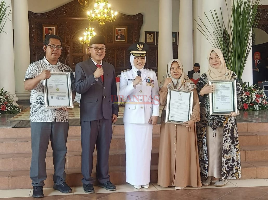 Bupati Mojokerto dr Ikfina Fatmawati didampingi Kepala Disperindag Kabupaten Mojokerto H.M. Iwan Abdillah SH, S.Sos, M.Si, photo bersama Penerima Sertifikat Halal dan Merk Usaha