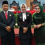 Abdul Hakim, SH.I, M.H, didampingi istrinya photo bersama Bupati Ikfina usai dilantik menjadi Anggota Dewan