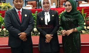 Abdul Hakim, SH.I, M.H, didampingi istrinya photo bersama Bupati Ikfina usai dilantik menjadi Anggota Dewan