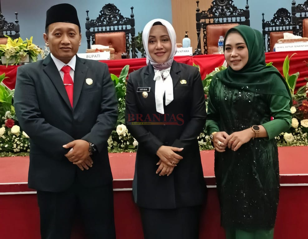 Abdul Hakim, SH.I, M.H, didampingi istrinya photo bersama Bupati Ikfina usai dilantik menjadi Anggota Dewan