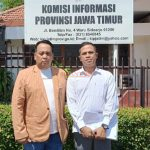 Warga Desa Temon Sunarko Utomo di dampingi Direktur LBH Djawa Dwipa Hadi Purwanto, ST, SH, Saat melaporkan Kades Temon ke Komisi Informasi Propinsi Jatim