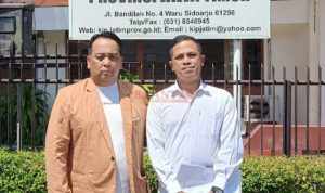 Warga Desa Temon Sunarko Utomo di dampingi Direktur LBH Djawa Dwipa Hadi Purwanto, ST, SH, Saat melaporkan Kades Temon ke Komisi Informasi Propinsi Jatim