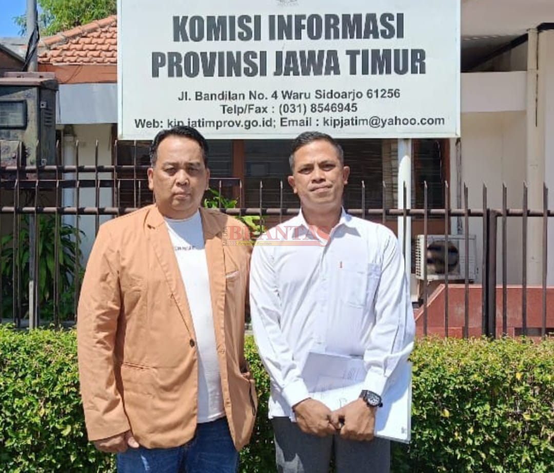 Warga Desa Temon Sunarko Utomo di dampingi Direktur LBH Djawa Dwipa Hadi Purwanto, ST, SH, Saat melaporkan Kades Temon ke Komisi Informasi Propinsi Jatim