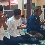 Pasangan Gus Juned dan Mas Amin saat Ziarah ke makam Abah Yat